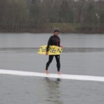 Mit dem Wakeboard unter dem Arm zurück über den Steg. Laufen - Wakeboard - Stefan Eilers